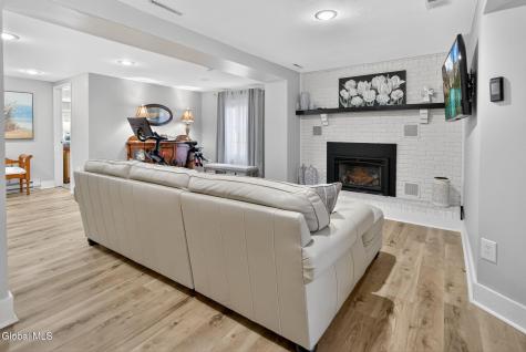 1037 Timothy Lane Niskayuna NY 12309