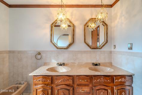 15 Huntleigh Drive Loudonville NY 12211