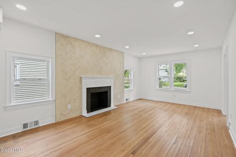 1413 Via Del Mar Niskayuna NY 12309