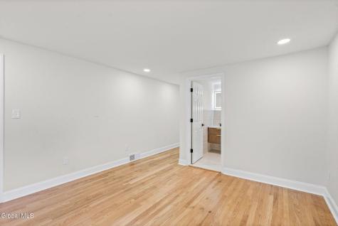 1413 Via Del Mar Niskayuna NY 12309
