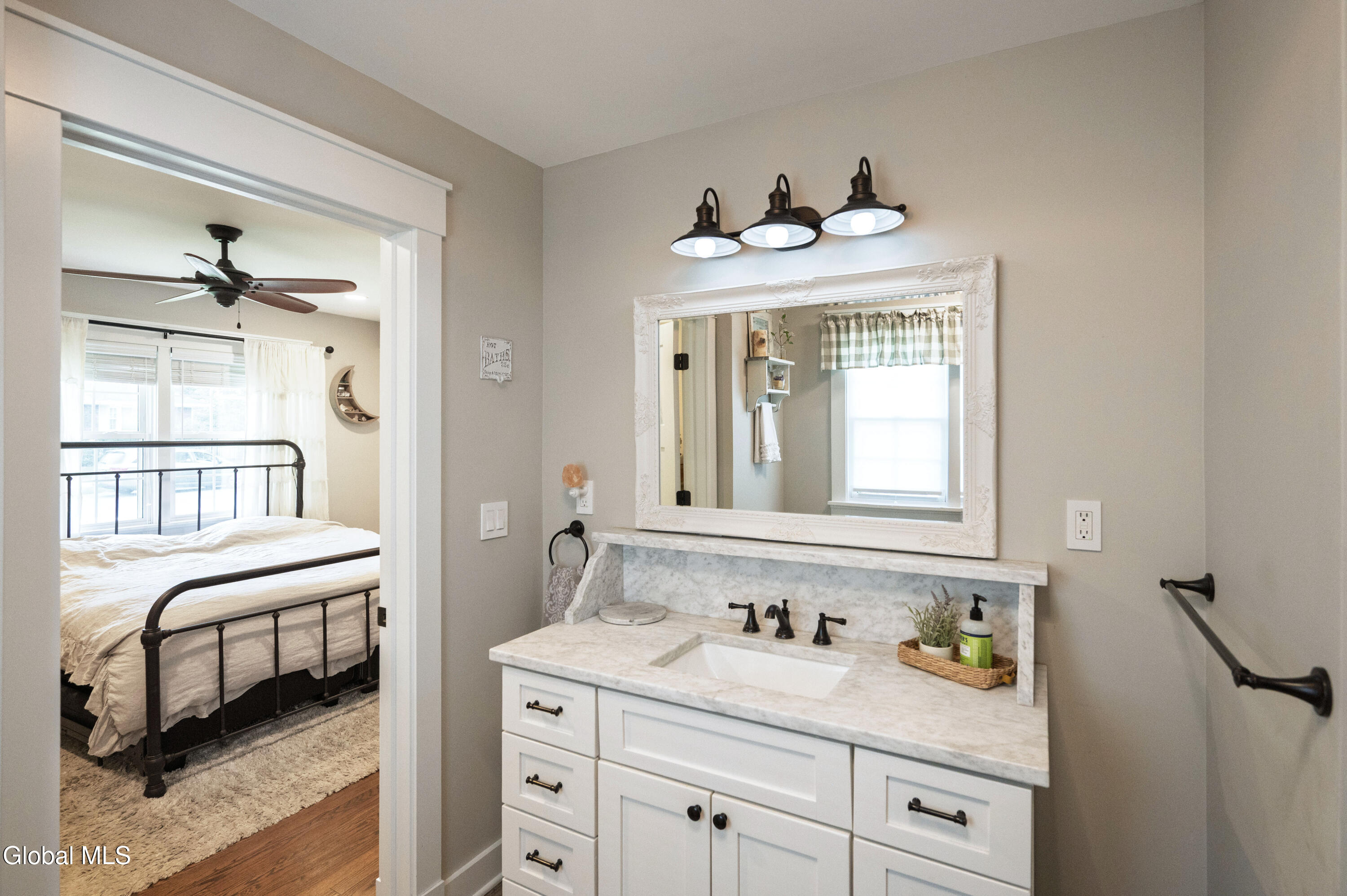 1040 John Alden Lane Schenectady NY 12306