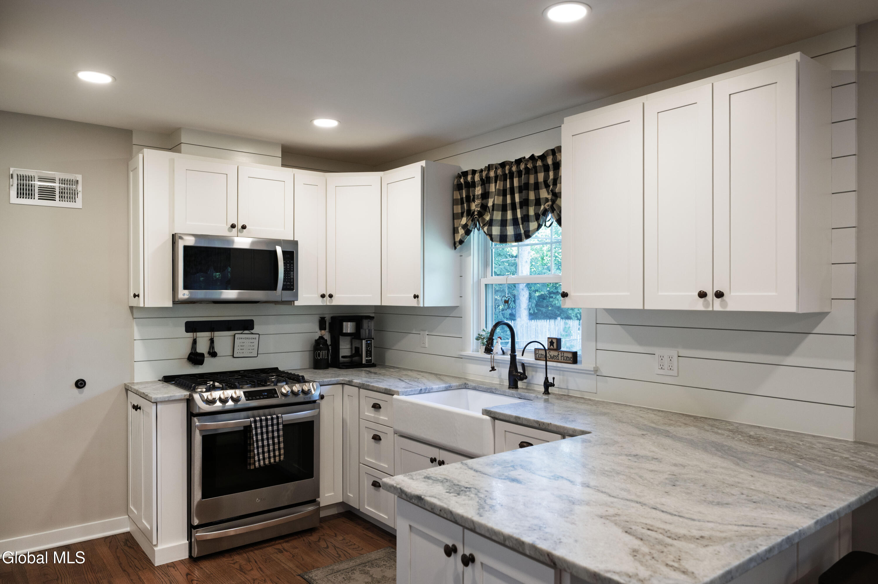 1040 John Alden Lane Schenectady NY 12306