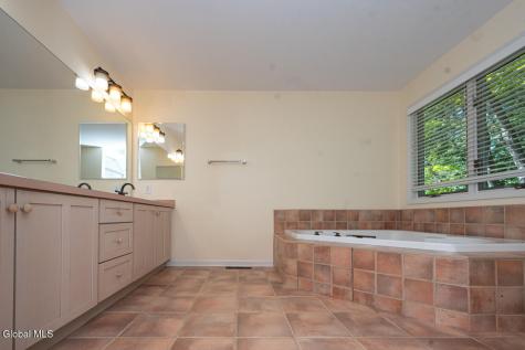 22 E Claremont Drive Voorheesville NY 12186