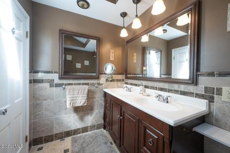 573 Jefferson Court Guilderland NY 12084