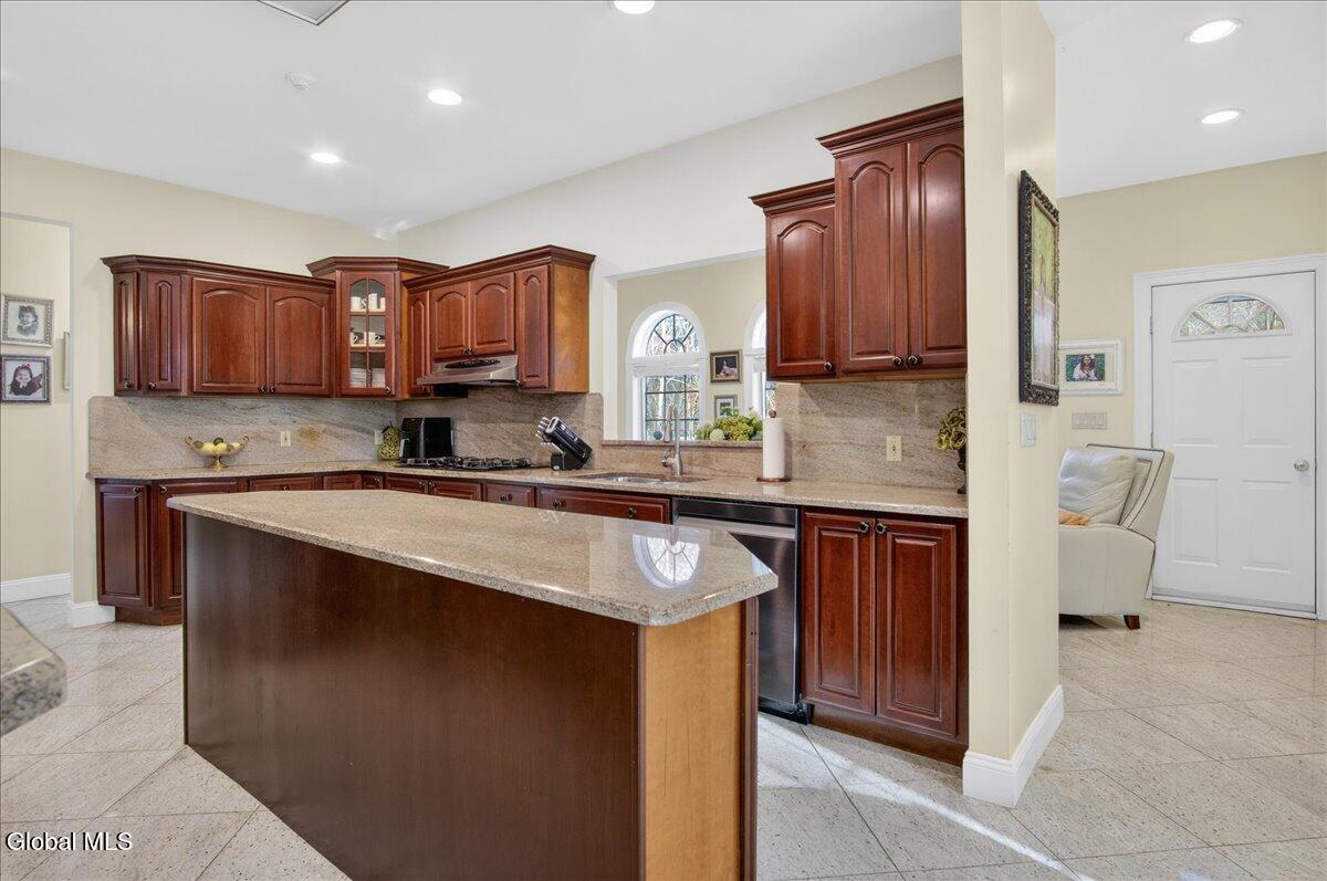 108 Woods Lane Colonie NY 12204