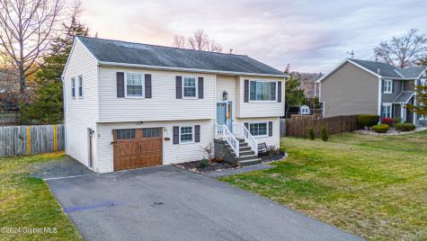25 Magnolia Circle Ravena NY 12143