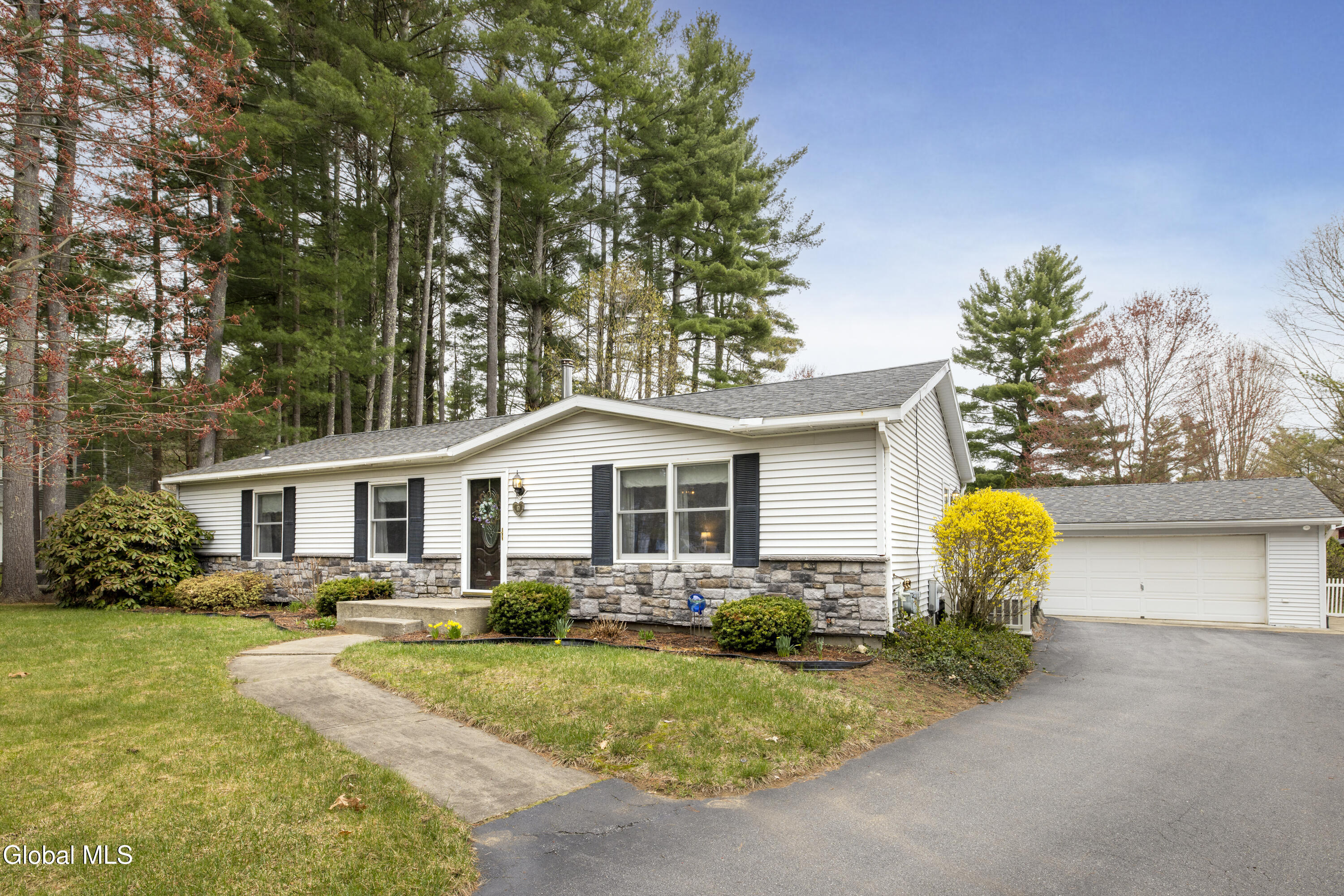 17 Queen Diana Lane Queensbury NY 12804