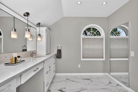 9 Owasco Court Niskayuna NY 12309