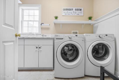 241 Mohawk Trail Niskayuna NY 12309