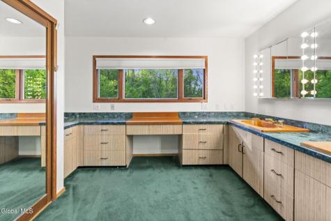 96 Van Wies Point Road Glenmont NY 12077