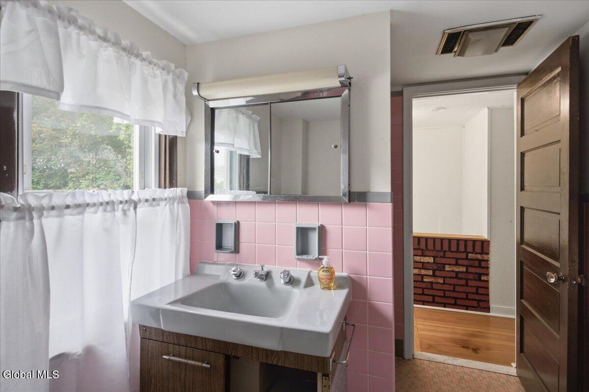 12 Kinloch Avenue Troy NY 12180