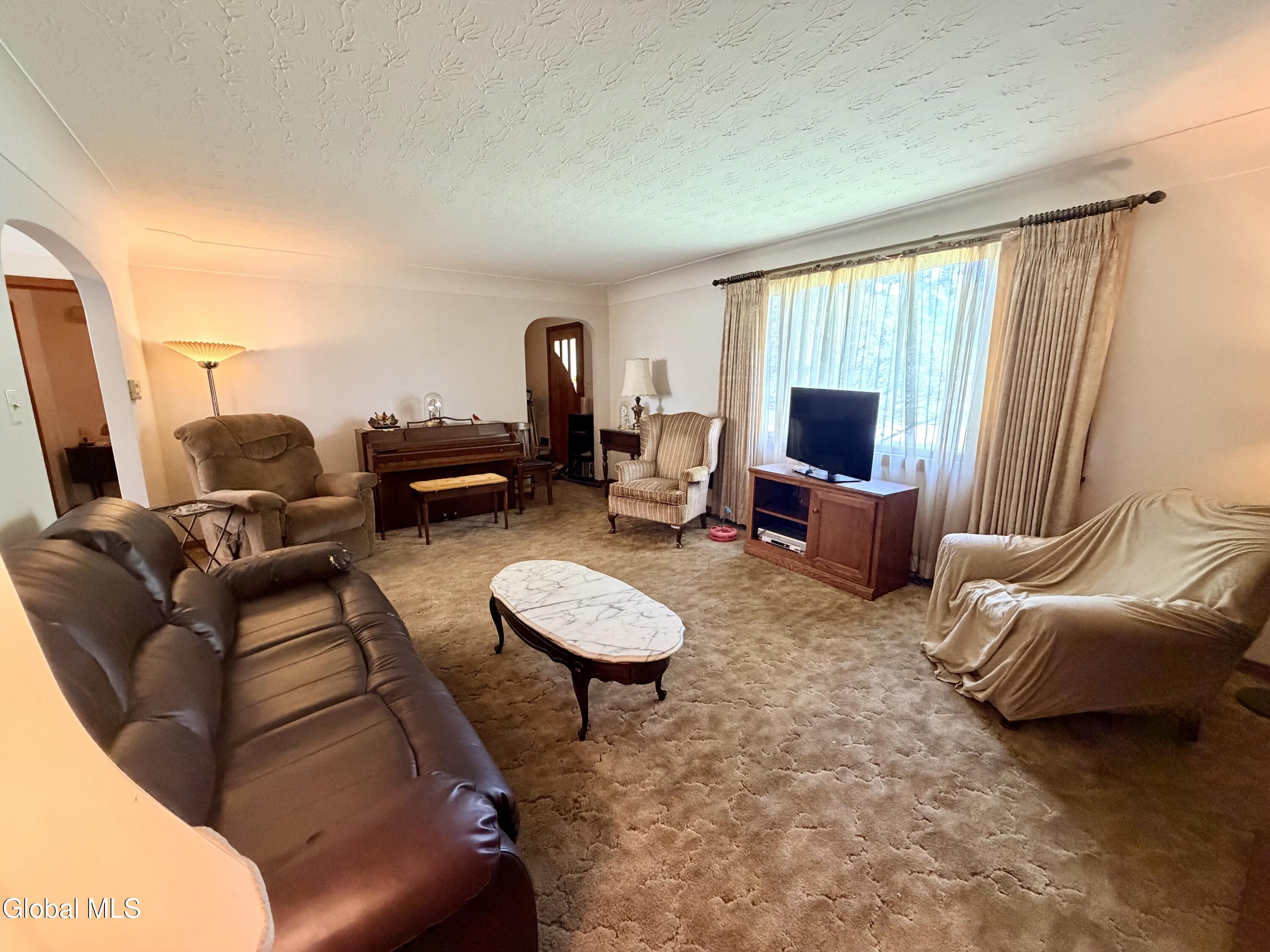 31 Lindbergh Avenue Amsterdam NY 12010