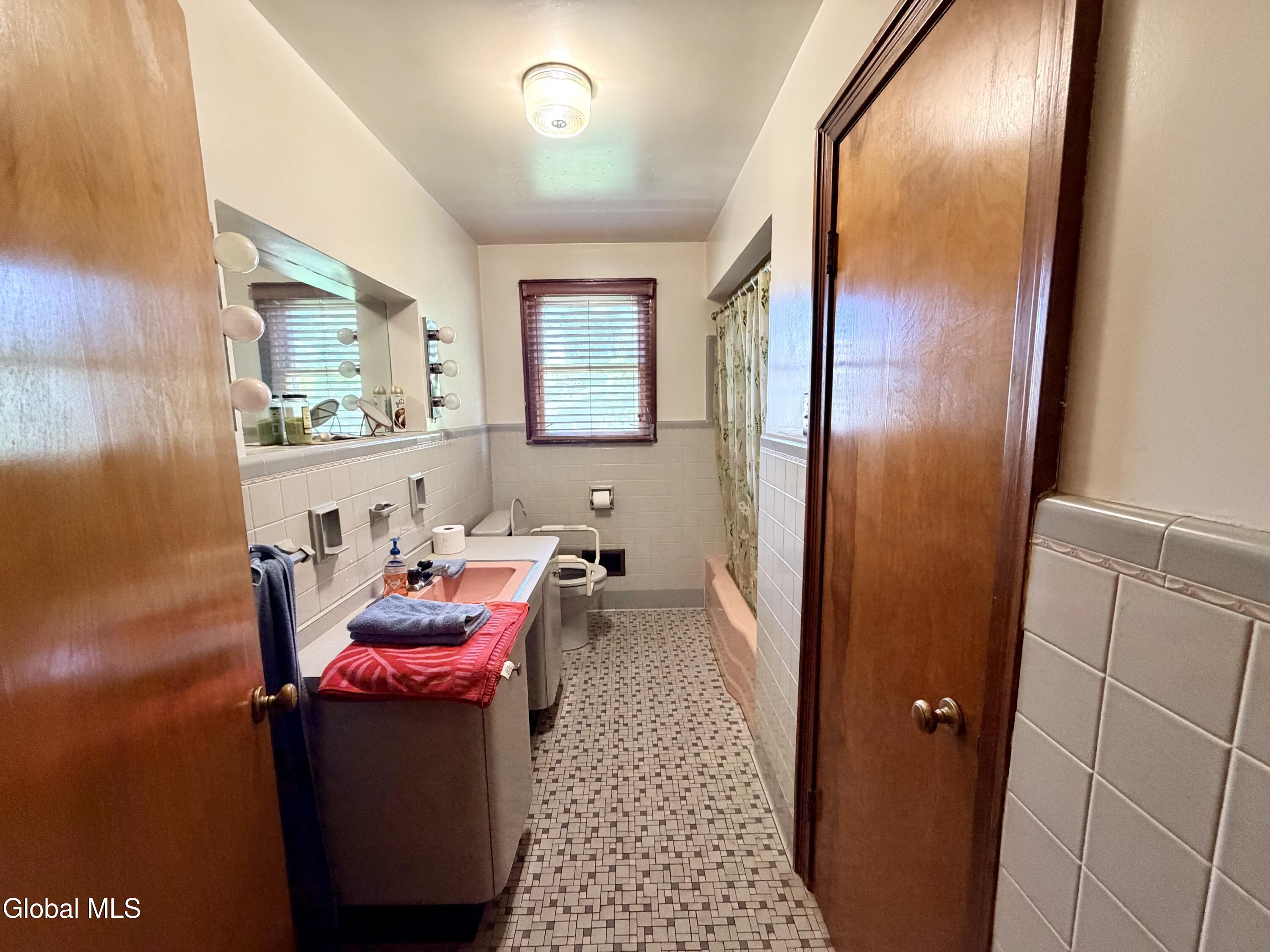 31 Lindbergh Avenue Amsterdam NY 12010