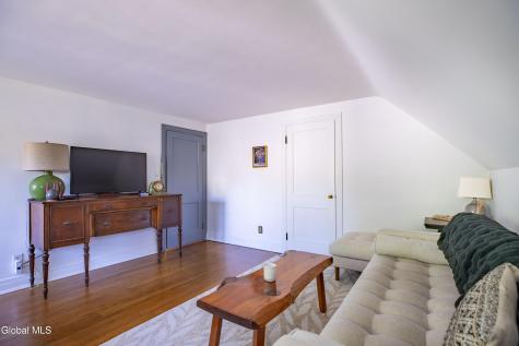 17 Nathaniel Boulevard Delmar NY 12054