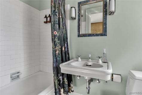 21 Mayfair Lane Buffalo NY 14201