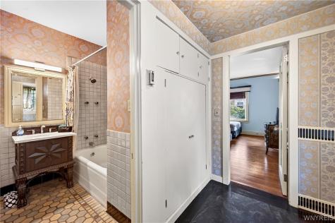 21 Mayfair Lane Buffalo NY 14201