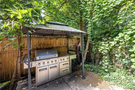 21 Mayfair Lane Buffalo NY 14201