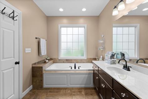 9596 Woodridge Circle Fredericktown OH 43019
