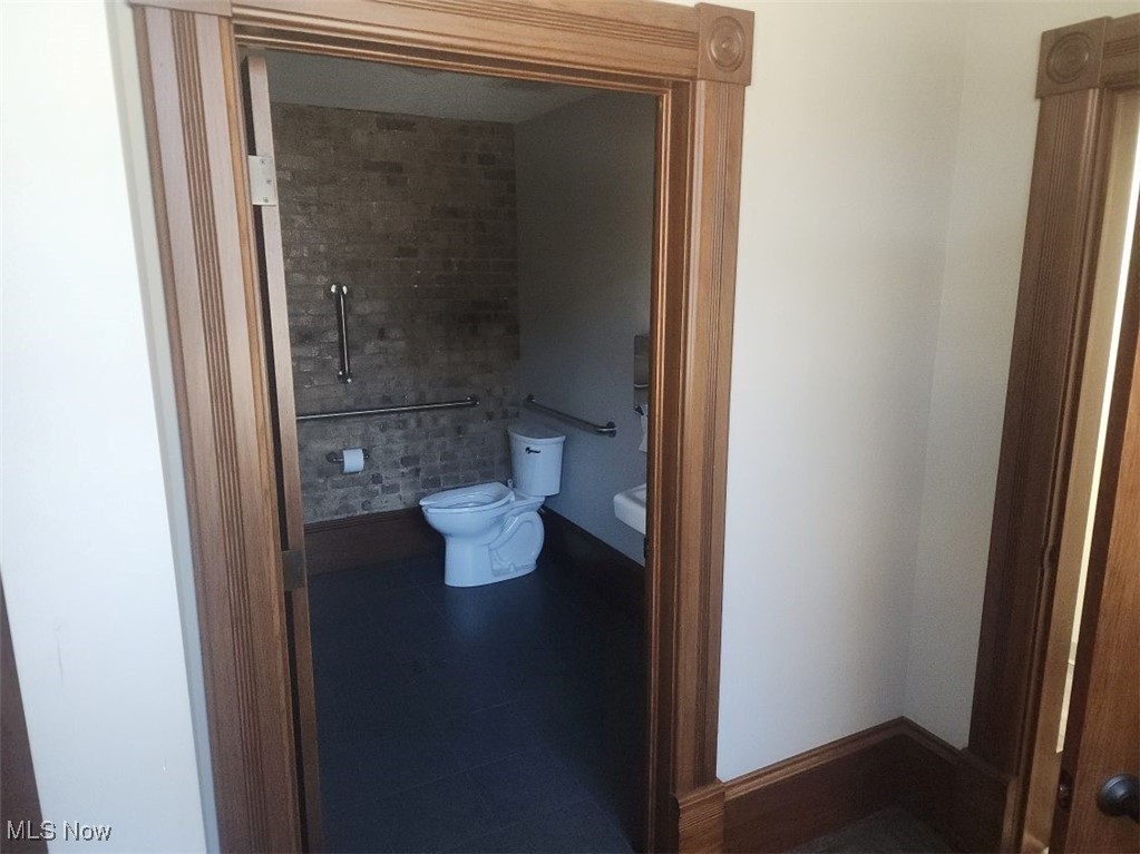 202 E 3rd Street Uhrichsville OH 44683