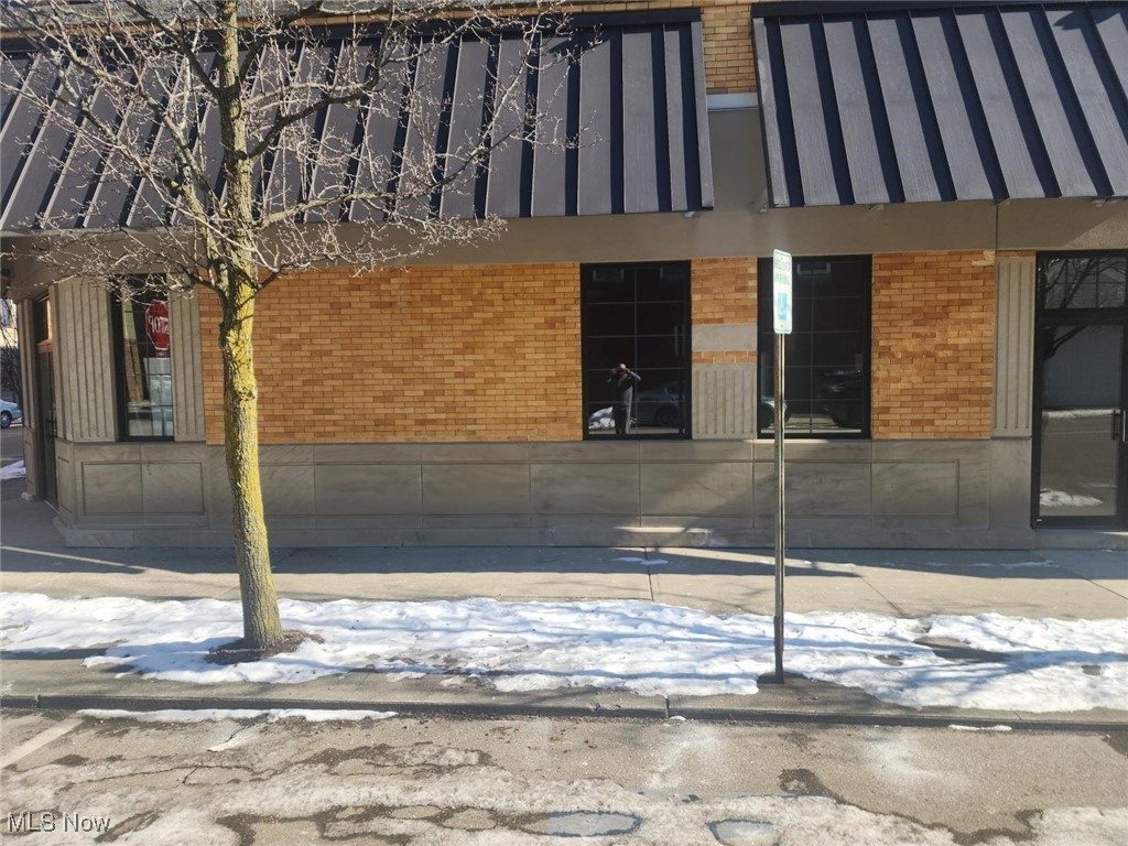 202 E 3rd Street Uhrichsville OH 44683