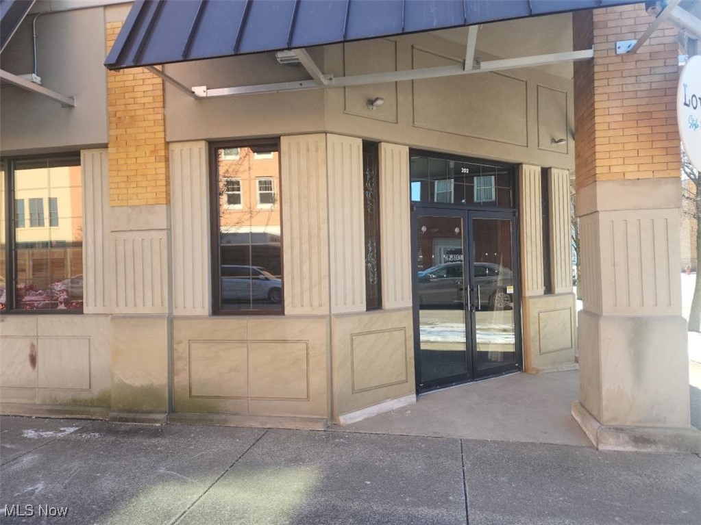 202 E 3rd Street Uhrichsville OH 44683