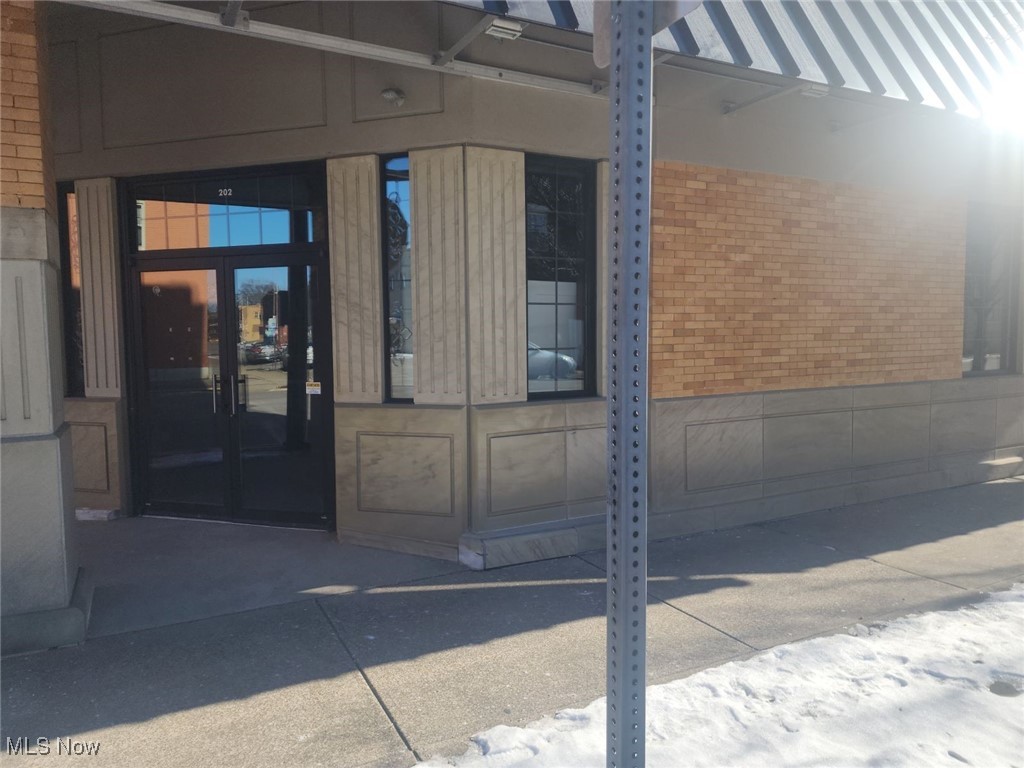 202 E 3rd Street Uhrichsville OH 44683