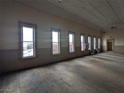 17 W Main Street Geneva OH 44041