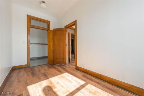 2082 W 65th Cleveland OH 44102