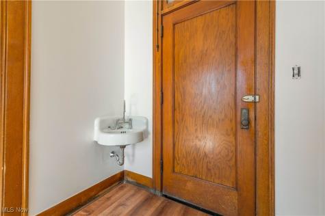 2082 W 65th Cleveland OH 44102