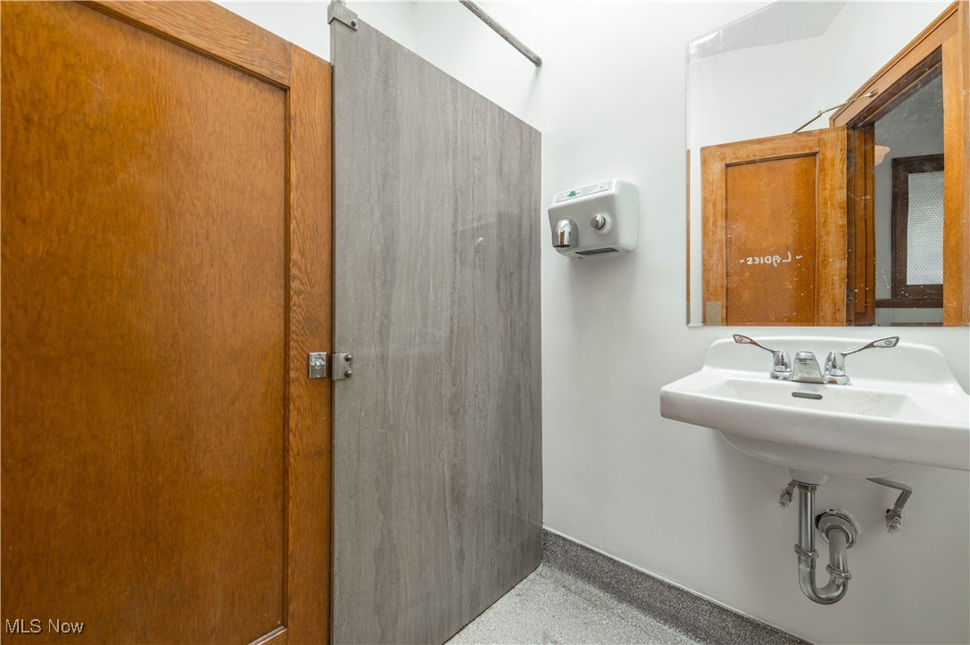 2082 W 65th Cleveland OH 44102