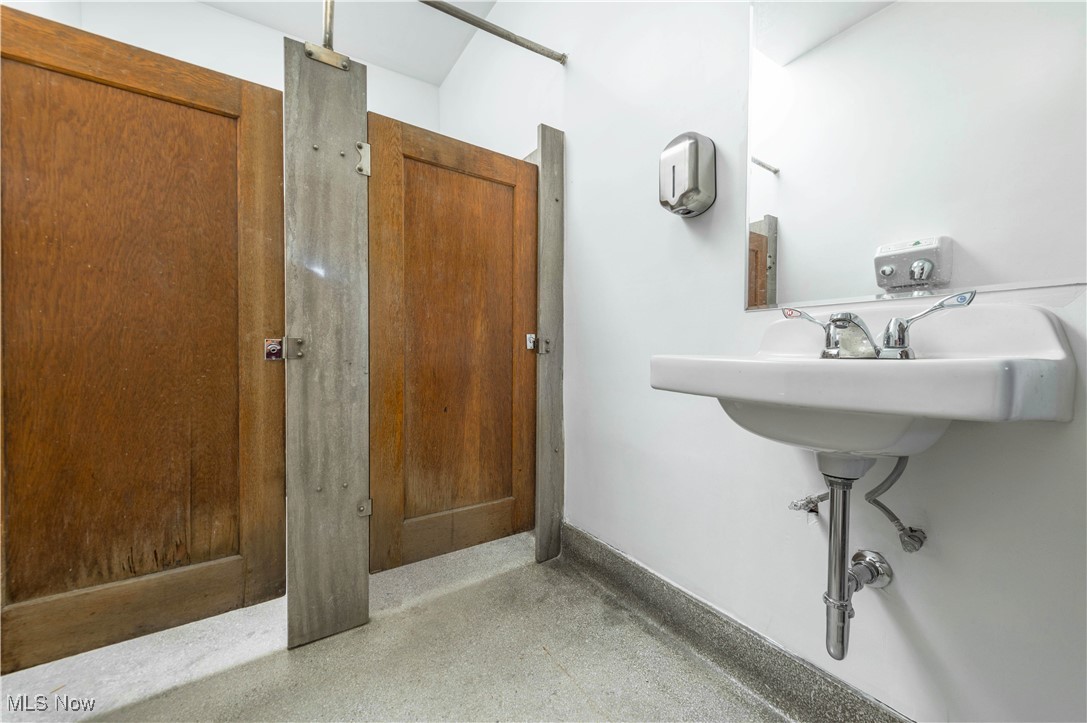 2082 W 65th Cleveland OH 44102