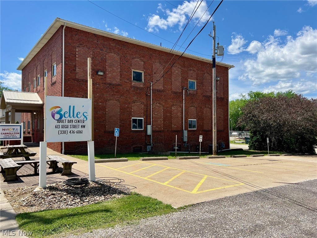 611 High Street NW Carrollton OH 44615