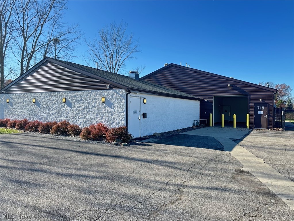 719 Sugar Lane Elyria OH 44035
