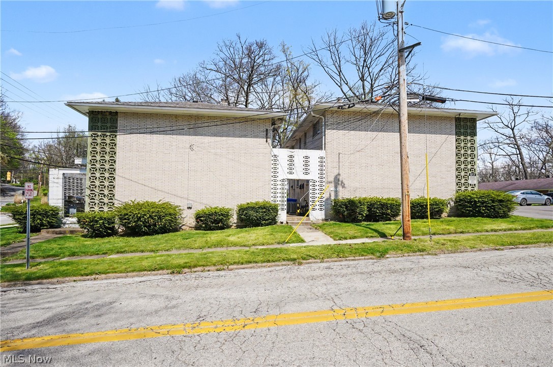 1376 Forest Glen Drive Cuyahoga Falls OH 44221