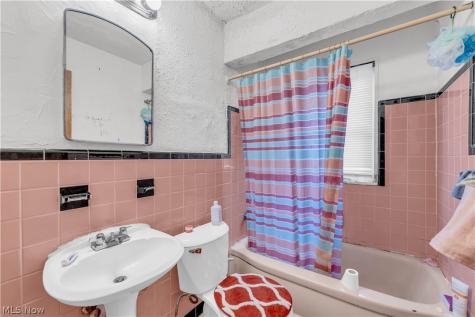 2649 Noble Road Cleveland Heights OH 44121