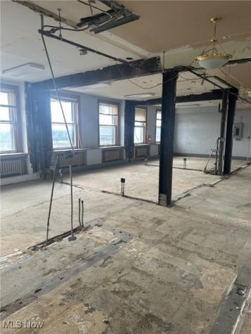 11 Lincoln Way W Massillon OH 44647