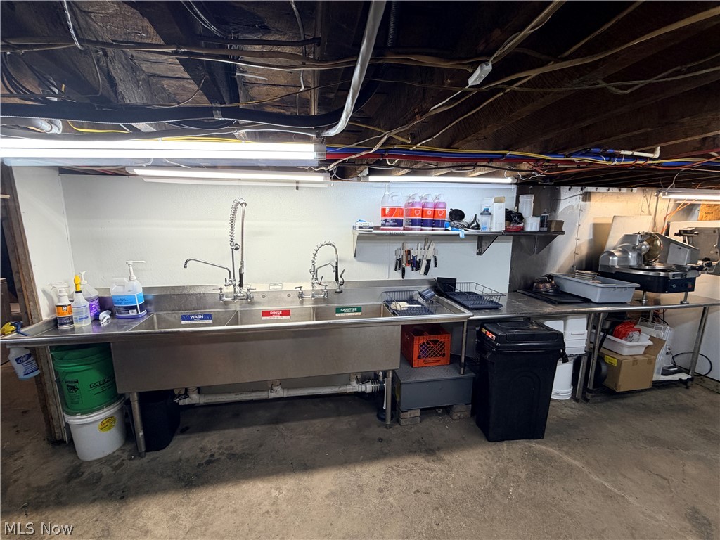 46 S Leavitt Road Leavittsburg OH 44430