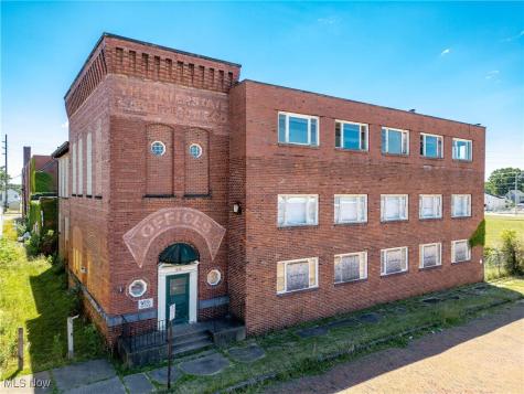 836 Savannah Avenue NE Canton OH 44704