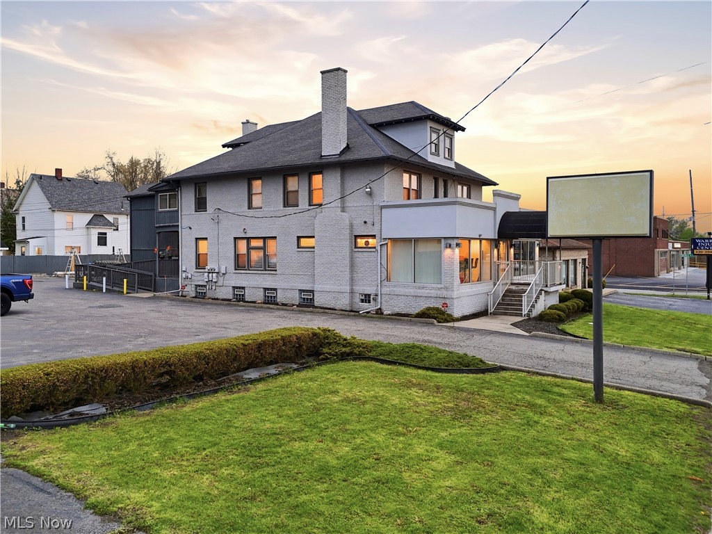 1214 E Market Street Warren OH 44483