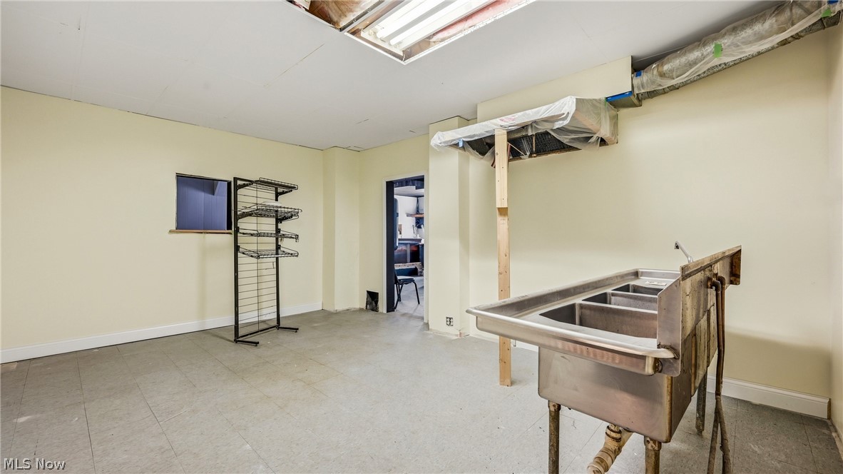 2006 Youngstown Road SE Warren OH 44484