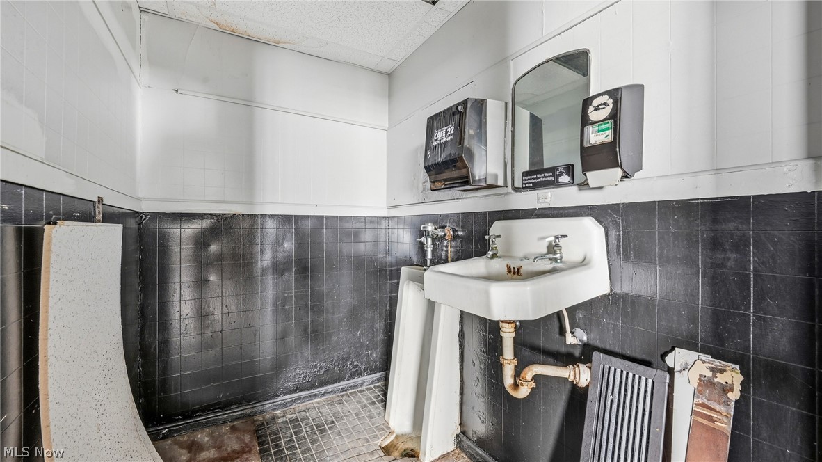 2006 Youngstown Road SE Warren OH 44484