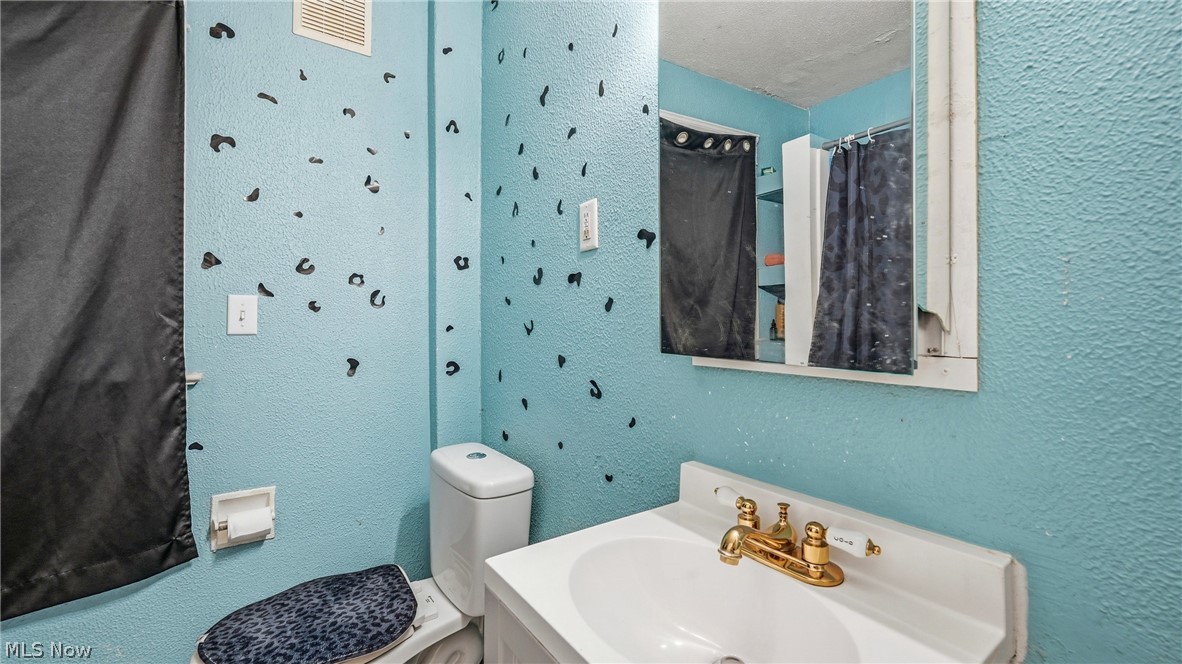 2006 Youngstown Road SE Warren OH 44484