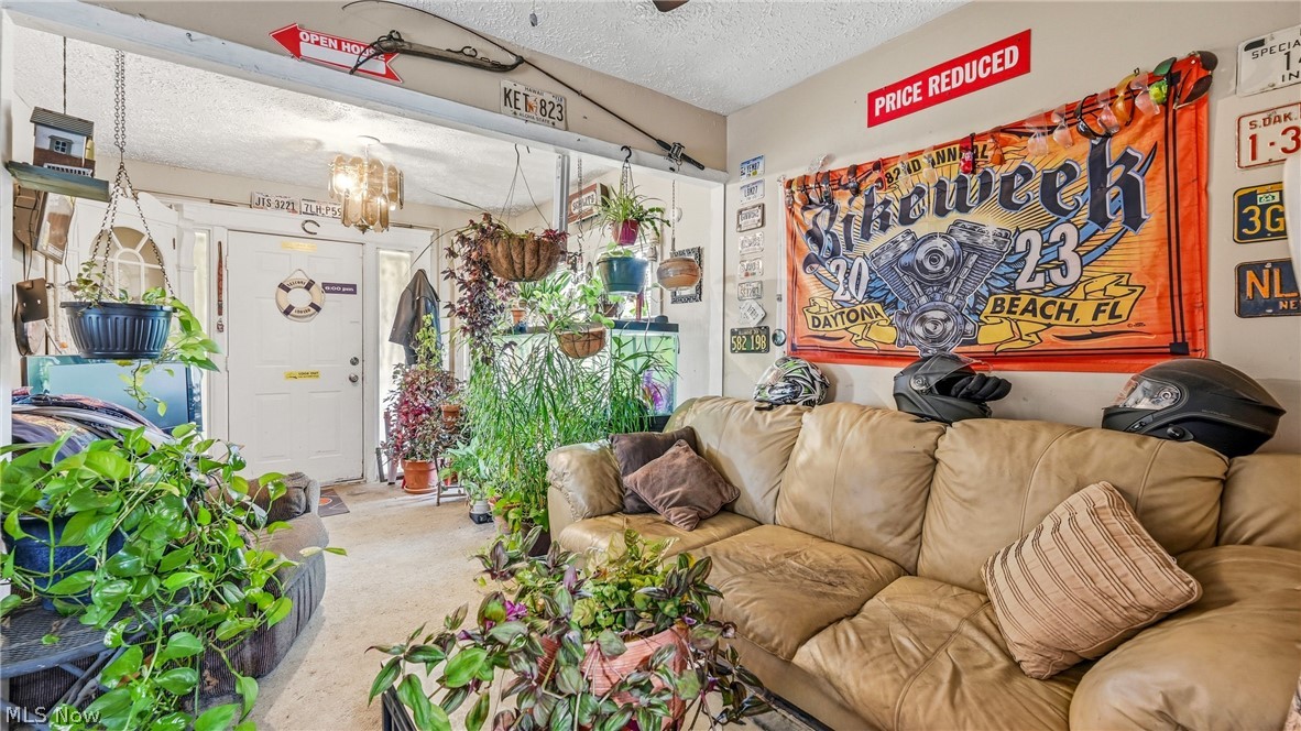 2006 Youngstown Road SE Warren OH 44484