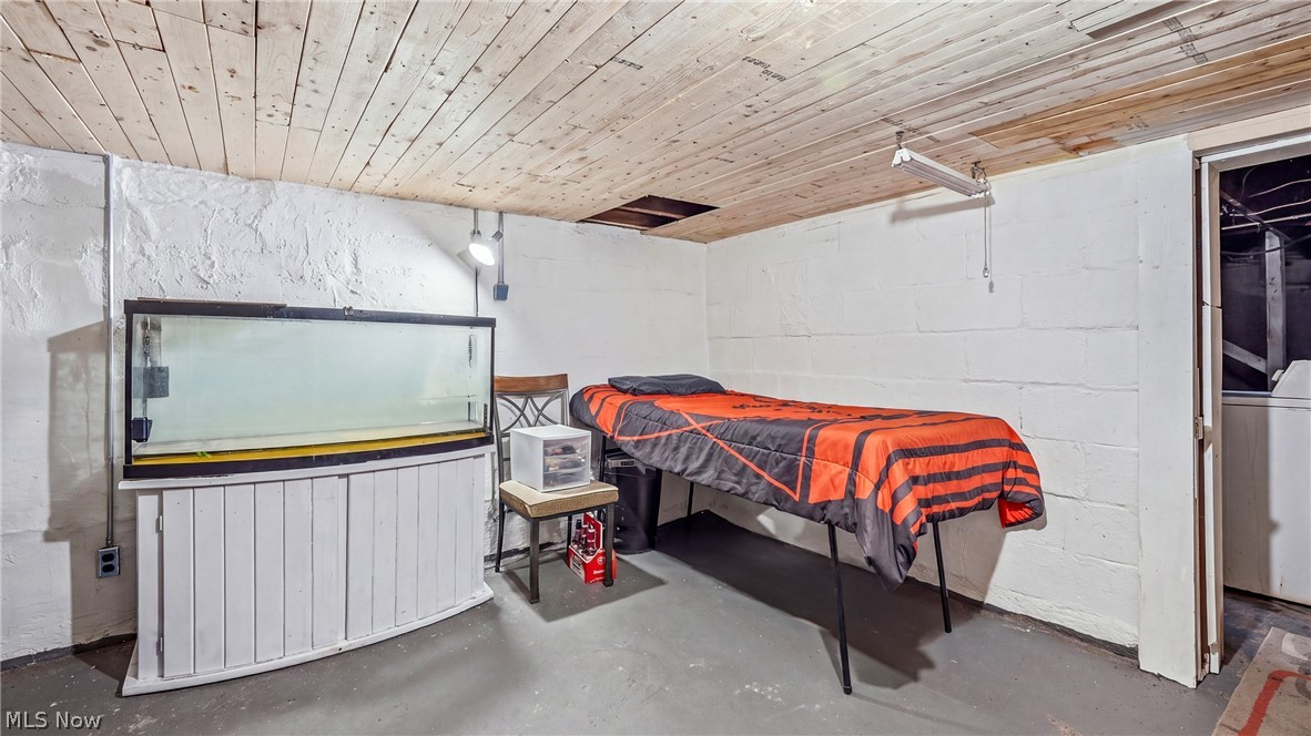 2006 Youngstown Road SE Warren OH 44484