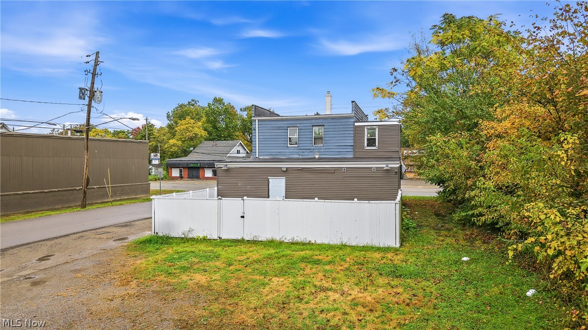 2006 Youngstown Road SE Warren OH 44484