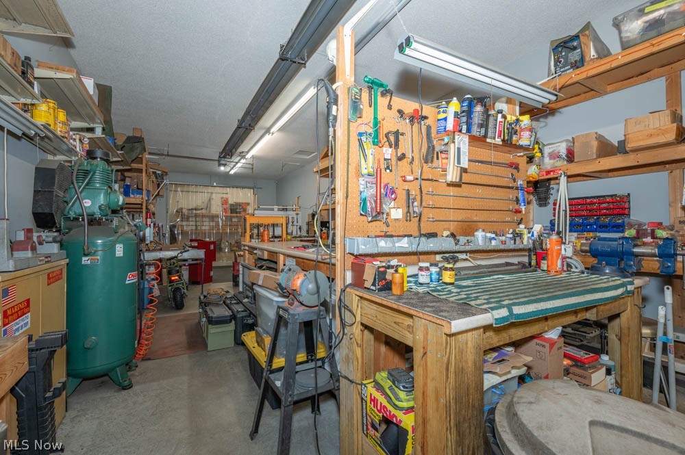 9074 Market North Lima OH 44452