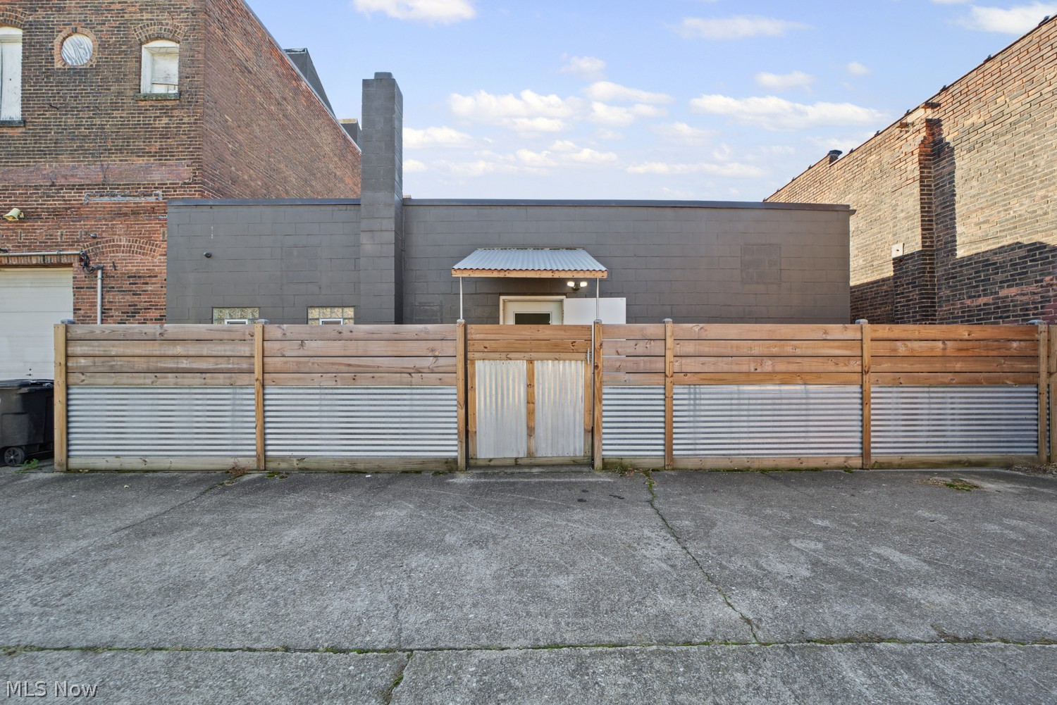 7608 Lake Avenue Cleveland OH 44102