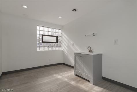5393 Pearl Road Parma OH 44109