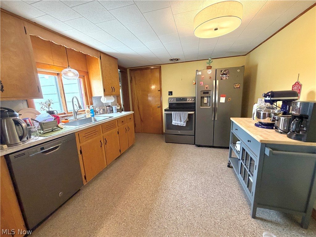 211 Yoder Avenue NE Sugarcreek OH 44681