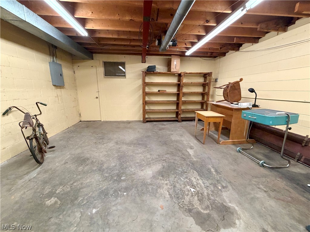 211 Yoder Avenue NE Sugarcreek OH 44681